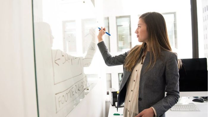 insurance agent writing down smart goals for the year